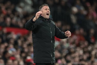 Wolverhampton Wanderers 'ın teknik direktörü Rob Edwards, 30 Aralık 2025 tarihinde Old Trafford, Manchester, İngiltere' de oynanan Premier League maçında Manchester United ve Wolverhampton Wanderers maçında teknik alanda tepki gösterdi.