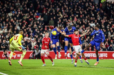 Everton 'dan James Tarkowski 30 Aralık 2025' te Nottingham Forest, Everton 'a karşı oynadığı Premier League maçında kaleye doğru ilerliyor.