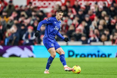 Everton 'dan Vitaliy Mykolenko, 30 Aralık 2025' te İngiltere 'nin Nottingham Forest' a karşı Everton Premier Lig maçında pas attı.