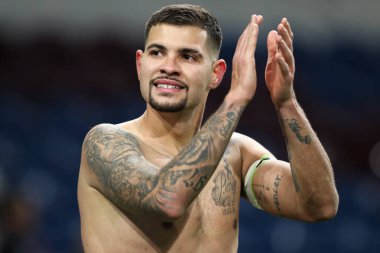 Newcastle United takımından Bruno Guimaraes, 30 Aralık 2025 tarihinde Burnley ile Newcastle United arasında oynanan Premier League maçı sonrasında 1-3 'lük galibiyetini kutluyor.