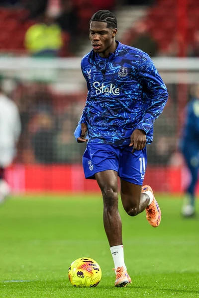 30 Aralık 2025 'te İngiltere' nin Nottingham City Ground kentinde oynanan Premier League maçında Thierno Barry, Everton 'a karşı oynadığı ısınma maçında