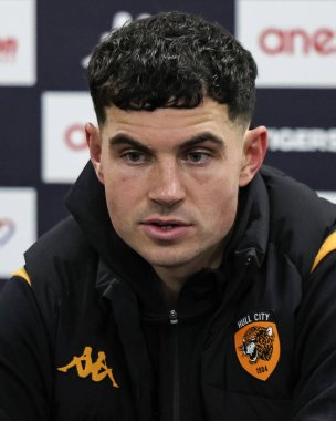 Hull City 'den John Egan, 1 Ocak 2026' da İngiltere 'nin Hull şehrindeki MKM Stadyumu' nda oynanan Sky Bet Şampiyonası maçında basın toplantısı düzenledi.