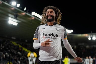 Derby County 'den Dion Sanderson, 1 Ocak 2026' da İngiltere 'nin Pride Park Stadyumu' nda oynanan Sky Bet Şampiyonası maçında takımının 1-0 kazanması sonrasında taraftarlarıyla kutlama yapıyor.