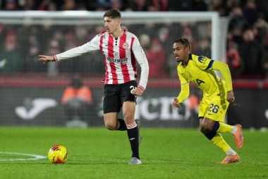 Brentford 'dan Vitaly Janelt Premier League maçında baskı altında topa vuruyor Brentford Tottenham Hotspur' a karşı Gtech Community Stadyumu, Londra, 1 Ocak 2026