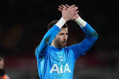 Tottenham Hotspur 'dan Guglielmo Vicario, 1 Ocak 2026' da İngiltere 'deki Gtech Community Stadyumu' nda oynanan Premier League karşılaşmasında Brentford Tottenham Hotspur 'a karşı olan desteği alkışladı.