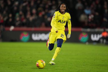 Tottenham Hotspur 'dan Djed Spence Premier League maçında Brentford Tottenham Hotspur' a karşı Gtech Community Stadyumu, Londra, 1 Ocak 2026