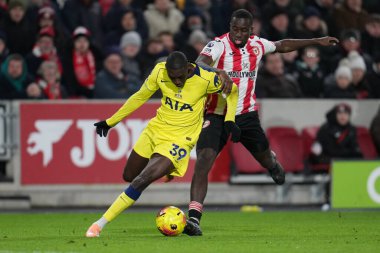 Tottenham Hotspur 'dan Randal Kolo Muani ve Brentford' dan Michael Kayode Premier Lig karşılaşmasında Brentford Tottenham Hotspur 'a karşı Gtech Community Stadyumu, Londra, 1 Ocak 2026