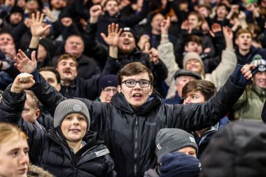 Everton taraftarları, 30 Aralık 2025 'te İngiltere' nin Nottingham City Ground kentinde oynanan Premier League maçı Nottingham Forest-Everton maçında galibiyeti kutluyorlar.