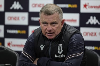 Stoke City 'nin Mark Robins teknik direktörü 1 Ocak 2026' da İngiltere 'nin Hull şehrindeki Stoke City' de oynanan Sky Bet Şampiyonası maçında basın toplantısı düzenledi.