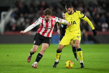Tottenham Hotspur 'dan Rodrigo Bentancur ve Brentford' dan Keane Lewis-Potter Premier League karşılaşmasında Brentford Tottenham Hotspur 'a karşı Gtech Community Stadyumu, Londra, 1 Ocak 2026