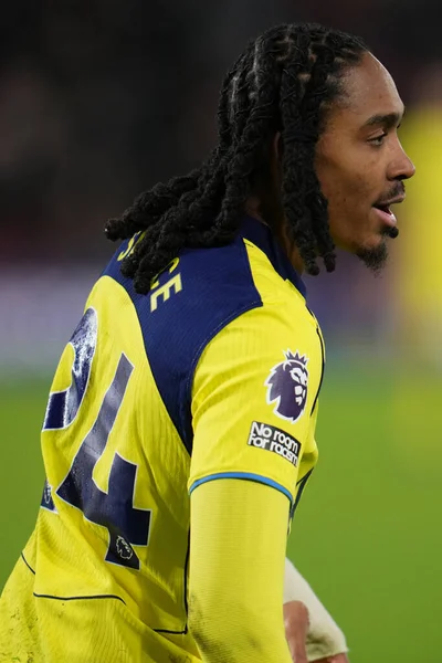 Tottenham Hotspur 'dan Djed Spence Premier League maçında Brentford Tottenham Hotspur' a karşı Gtech Community Stadyumu, Londra, 1 Ocak 2026