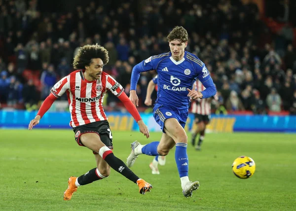Sheffield United takımından Tahith Chong, Sheffield Lane, İngiltere 'de 1 Ocak 2026' da oynanan Sheffield United ile Leicester City maçında pas attı.