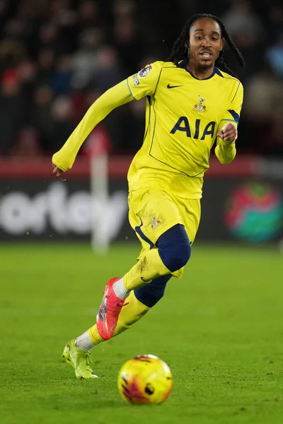 Tottenham Hotspur 'dan Djed Spence Premier League maçında Brentford Tottenham Hotspur' a karşı Gtech Community Stadyumu, Londra, 1 Ocak 2026