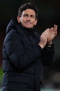 Brentford 'un Keith Andrews teknik direktörü Premier League maçında Brentford Tottenham Hotspur' a karşı 1 Ocak 2026 'da Londra' daki Gtech Community Stadyumu 'nda ev desteğini alkışladı.