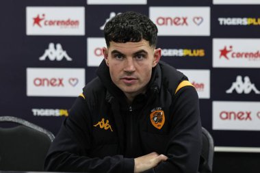 Hull City 'den John Egan, 1 Ocak 2026' da İngiltere 'nin Hull şehrindeki MKM Stadyumu' nda oynanan Sky Bet Şampiyonası maçında basın toplantısı düzenledi.