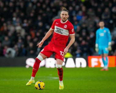 Middlesbrough takımından Luke Ayling, 1 Ocak 2026 'da İngiltere' nin Pride Park Stadyumu 'nda oynanan Derby County - Middlesbrough maçında topu kontrol ediyor.