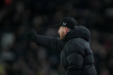 Middlesbrough teknik direktörü Kim Hellberg, 1 Ocak 2026 'da İngiltere' nin başkenti Derby 'de oynanan Gökyüzü İddia Şampiyonası maçında takımına talimat verir.