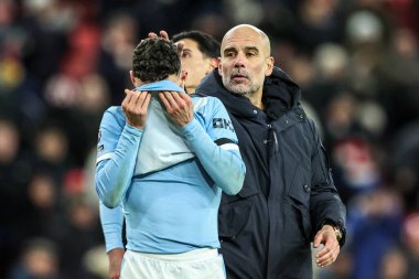 Manchester City 'nin Pep Guardiola teknik direktörü, Premier League maçında Sunderland Manchester City' ye karşı 1 Ocak 2026 'da İngiltere' nin Sunderland şehrinde oynanan maçın ardından Manchester City 'li Phil Foden' in kafasını okşadı.