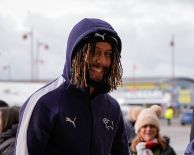 Derby County 'den Dion Sanderson, 1 Ocak 2026' da İngiltere 'nin Derby şehrindeki Pride Park Stadyumu' nda oynanan Gökyüzü İddia Şampiyonası karşılaşması öncesinde stadyuma geldi.