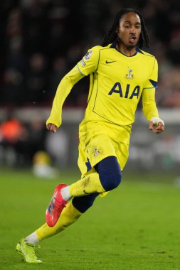 Tottenham Hotspur 'dan Djed Spence Premier League maçında Brentford Tottenham Hotspur' a karşı Gtech Community Stadyumu, Londra, 1 Ocak 2026