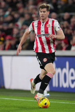 Brentford 'dan Nathan Collins Premier Lig karşılaşmasında topa vuruyor Brentford Tottenham Hotspur' a karşı Gtech Community Stadyumu, Londra, 1 Ocak 2026
