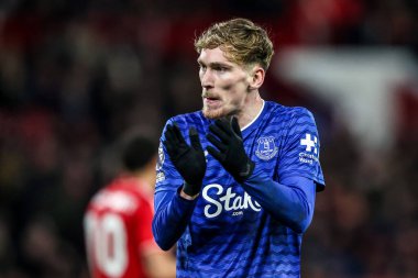 Everton 'dan James Garner, 30 Aralık 2025' te Nottingham Forest 'ın Everton' a karşı oynadığı Premier League maçında takımını alkışlıyor.