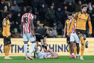 Hakem Craig Pawson, Stoke City 'nin 1 Ocak 2026' da MKM Stadyumu 'nda oynanan Sky Bet Şampiyonası maçında yaralanan Stoke City' li Robert Bozenik 'i kontrol ediyor.
