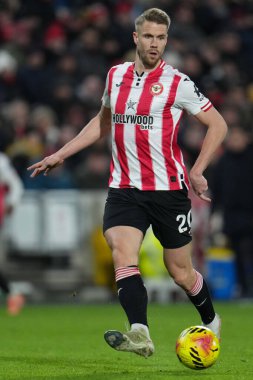 Brentford 'dan Kristoffer Ajer, 1 Ocak 2026' da Londra 'daki Gtech Community Stadyumu' nda oynanan Premier League karşılaşmasında Brentford Tottenham Hotspur 'a karşı pas atmaya çalıştı.