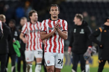 Stoke City 'den Ashley Phillips, 1 Ocak 2026 tarihinde İngiltere' nin Hull kentinde oynanan Hull City-Stoke City maçının son düdüğü çaldıktan sonra taraftarları alkışlıyor.