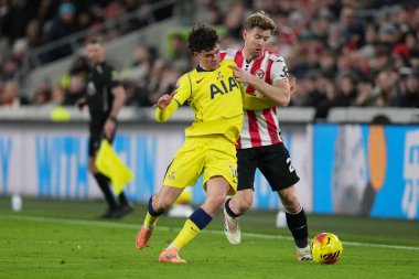 Nathan Collins of Brentford and Archie Gray of Tottenham Hotspur during the Premier League match Brentford vs Tottenham Hotspur at The Gtech Community Stadium, London, United Kingdom, 1st January 2026