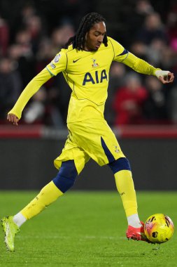 Tottenham Hotspur 'dan Djed Spence Premier League maçında Brentford Tottenham Hotspur' a karşı Gtech Community Stadyumu, Londra, 1 Ocak 2026