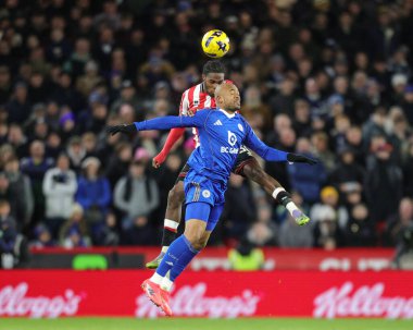 Sheffield United 'dan Femi Seriki ve Leicester City' den Jordan Ayew, 1 Ocak 2026 'da Bramall Lane, Sheffield, İngiltere' de oynanan Sky Bet Şampiyonası maçında top için düello yaptılar.