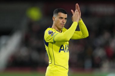 Tottenham Hotspur 'dan Pedro Porro, Premier League karşılaşması Brentford Tottenham Hotspur' a karşı 1 Ocak 2026 'da Londra' daki Gtech Community Stadyumu 'nda oynanan maçta desteğini geri çekerken alkışlıyor.
