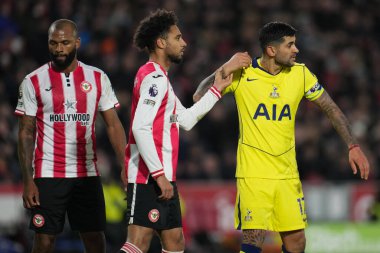 Tottenham Hotspur 'dan Cristian Romero ve Brentford' dan Kevin Schade Premier League karşılaşmasında Brentford Tottenham Hotspur 'a karşı Gtech Community Stadyumu, Londra, 1 Ocak 2026