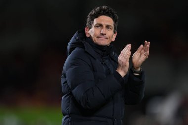 Brentford 'un Keith Andrews teknik direktörü Premier League maçında Brentford Tottenham Hotspur' a karşı 1 Ocak 2026 'da Londra' daki Gtech Community Stadyumu 'nda ev desteğini alkışladı.