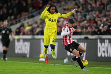 Djed Spence of Tottenham Hotspur and Yehor Yarmolyuk of Brentford during the Premier League match Brentford vs Tottenham Hotspur at The Gtech Community Stadium, London, United Kingdom, 1st January 2026