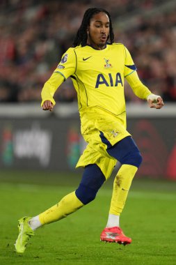 Tottenham Hotspur 'dan Djed Spence Premier League maçında Brentford Tottenham Hotspur' a karşı Gtech Community Stadyumu, Londra, 1 Ocak 2026
