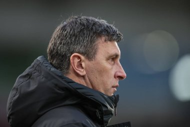 Sergej Jakiroviç Hull City teknik direktörü Hull City 'nin Stoke City' e karşı oynadığı 1 Ocak 2025 'te oynanan Sky Bet Şampiyonası maçına bakıyor.