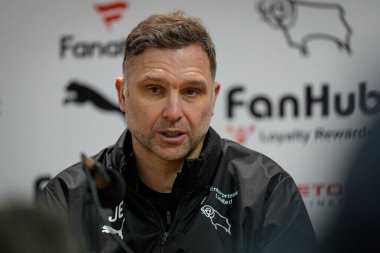 Derby County teknik direktörü John Eustace 1 Ocak 2026 'da İngiltere' deki Derby Park Stadyumu 'nda oynanan Sky Bet Şampiyonası maçında basın toplantısı düzenledi.