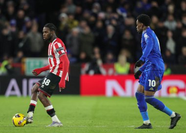 Sheffield United takımından Femi Seriki, 1 Ocak 2026 'da İngiltere' nin Bramall Lane kentinde oynanan Sheffield United - Leicester City maçında pas attı.