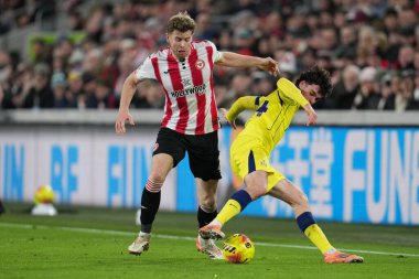 Brentford 'dan Nathan Collins Tottenham Hotspur' dan Archie Gray 'i Premier Lig karşılaşmasında yendi Brentford Tottenham Hotspur' a karşı Gtech Community Stadyumu, Londra, İngiltere 1 Ocak 2026