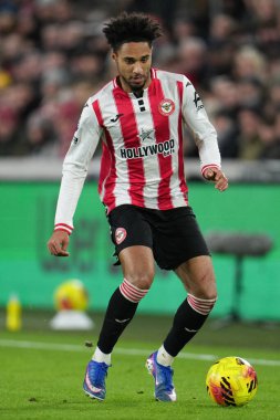 Brentford 'dan Kevin Schade Premier Lig maçı sırasında topa vuruyor Brentford Tottenham Hotspur' a karşı Gtech Community Stadyumu, Londra, 1 Ocak 2026
