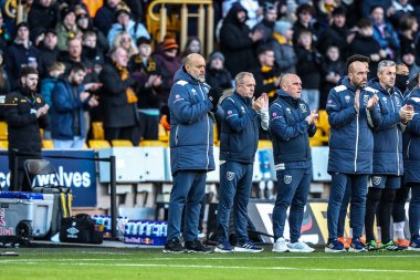 West Ham United 'ın Nuno Espirito Santo teknik direktörü ve antrenörleri, Premier Lig karşılaşmasında eski oyuncu Terry Wharton' ın West Ham United 'a karşı oynadığı maçı alkışladılar.