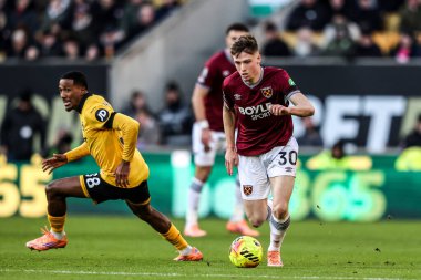 West Ham United takımından Oliver Scarles, Wolverhampton Wanderers - West Ham United maçında Wolineux, Wolverhampton, Birleşik Krallık 'ta Wolverhampton Wanderers maçında Jackson Tchatchoua' nın baskısıyla topu aldı.