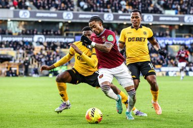 West Ham United takımından Crysencio Summerville, Wolverhampton Wanderers - West Ham United maçında Wolverhampton Wanderers - Molineux, Wolverhampton, İngiltere 'de oynanan Premier League maçında Wolverhampton Wanderers' dan Yerson Mosquera 'nın baskısıyla topu bırakıyor.