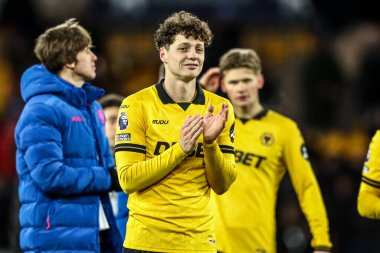 Wolverhampton Wanderers takımından Ladislav Krejci, 3 Ocak 2026 'da İngiltere' nin Molineux kentinde oynanan Premier League karşılaşması sonrasında taraftarları alkışlıyor.