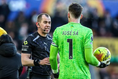Referee Peter Bankes gives instructions to Wolverhampton Wanderers goalkeeper Jose Sa during the Premier League match Wolverhampton Wanderers vs West Ham United at Molineux, Wolverhampton, United Kingdom, 3rd January 2026