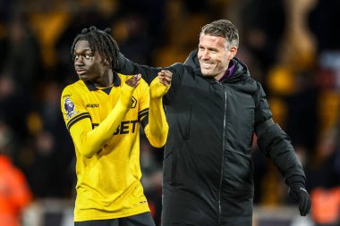 Wolverhampton Wanderers 'ın Rob Edwards teknik direktörü Wolverhampton Wanderers - West Ham United maçında Wolverhampton Wanderers - Wolineux, Wolverhampton, Birleşik Krallık' ta kaleci Mateus Mane ile galibiyeti kutluyor.