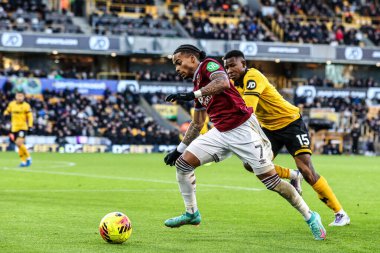 West Ham United takımından Crysencio Summerville, Wolverhampton Wanderers - West Ham United maçında Wolverhampton Wanderers - Molineux, Wolverhampton, İngiltere 'de oynanan Premier League maçında Wolverhampton Wanderers' dan Yerson Mosquera 'nın baskısıyla topu bırakıyor.