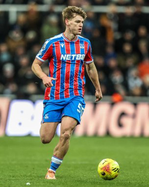 Kristal Saray 'dan Justin Devenny, Premier Lig maçı Newcastle United' ın 4 Ocak 2026 'da St. James' s Park, Newcastle 'daki Crystal Palace' a karşı oynadığı maçta topa vuruyor.